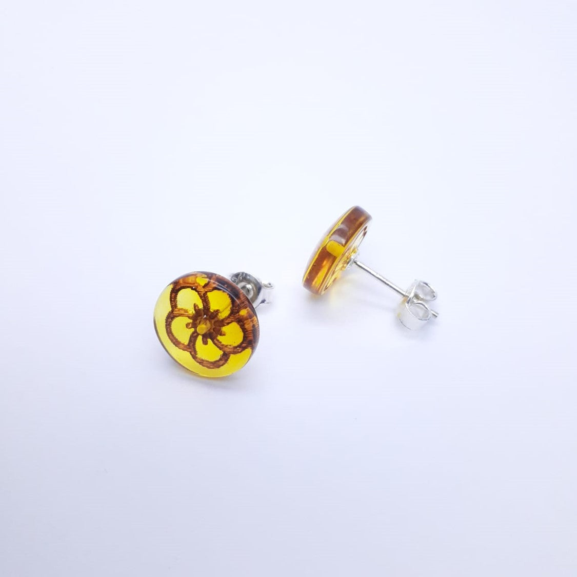 ARETES FLOR GRABADA